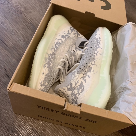 💥HOST PICK 💥cNWT Yeezy Boost 380 Alien - Picture 2 of 8